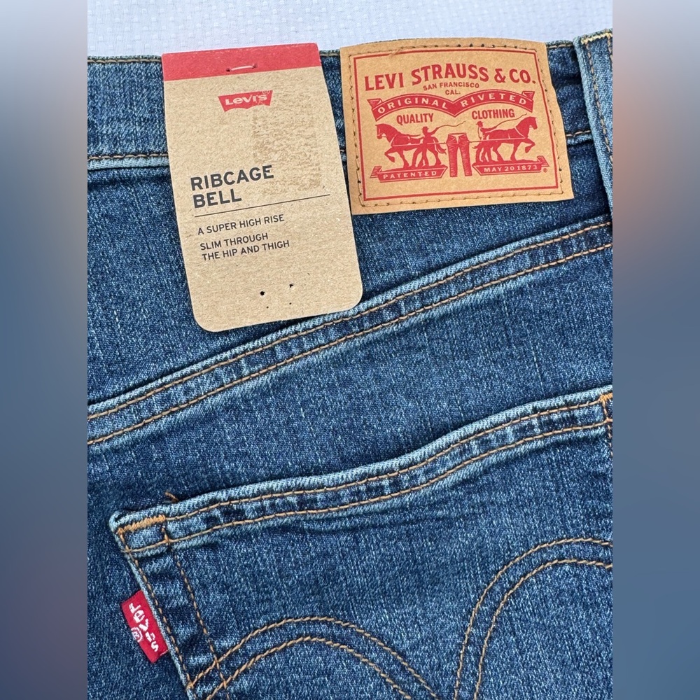 Levi’s RibCage Bell BNWT 31x32